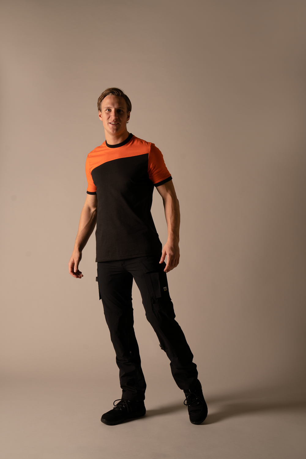 T-shirt, Person, Stehend, Hosen, Mann